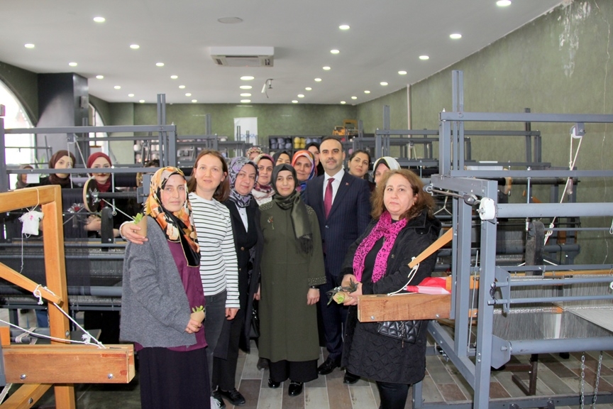 Bakan Kacır, Kadınlar Dokuyor Atölyesini Ziyaret Etti