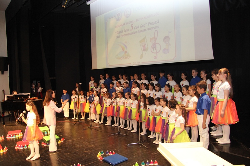 Sanat İçin Beş Çok Geç" Projesi Büyüledi